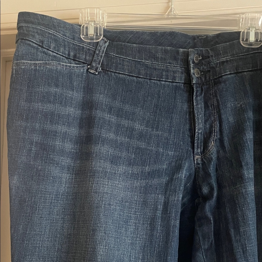 Classic Women’s Relaxed Capri Jeans - Picture 2 of 5